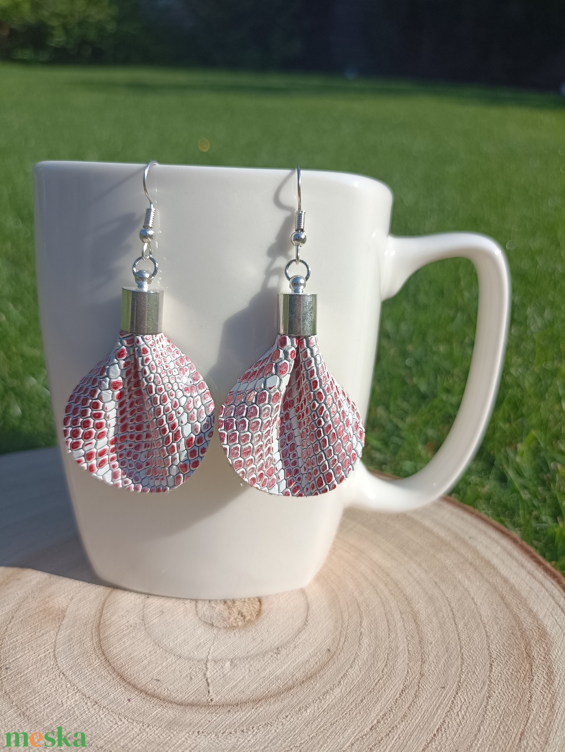 Fehér piros bőr füli - ékszer - fülbevaló - lógós kerek fülbevaló - Meska.hu