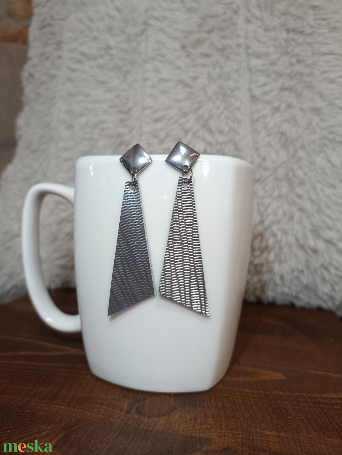 Fémes ezüst bőr füli  - ékszer - fülbevaló - lógó fülbevaló - Meska.hu