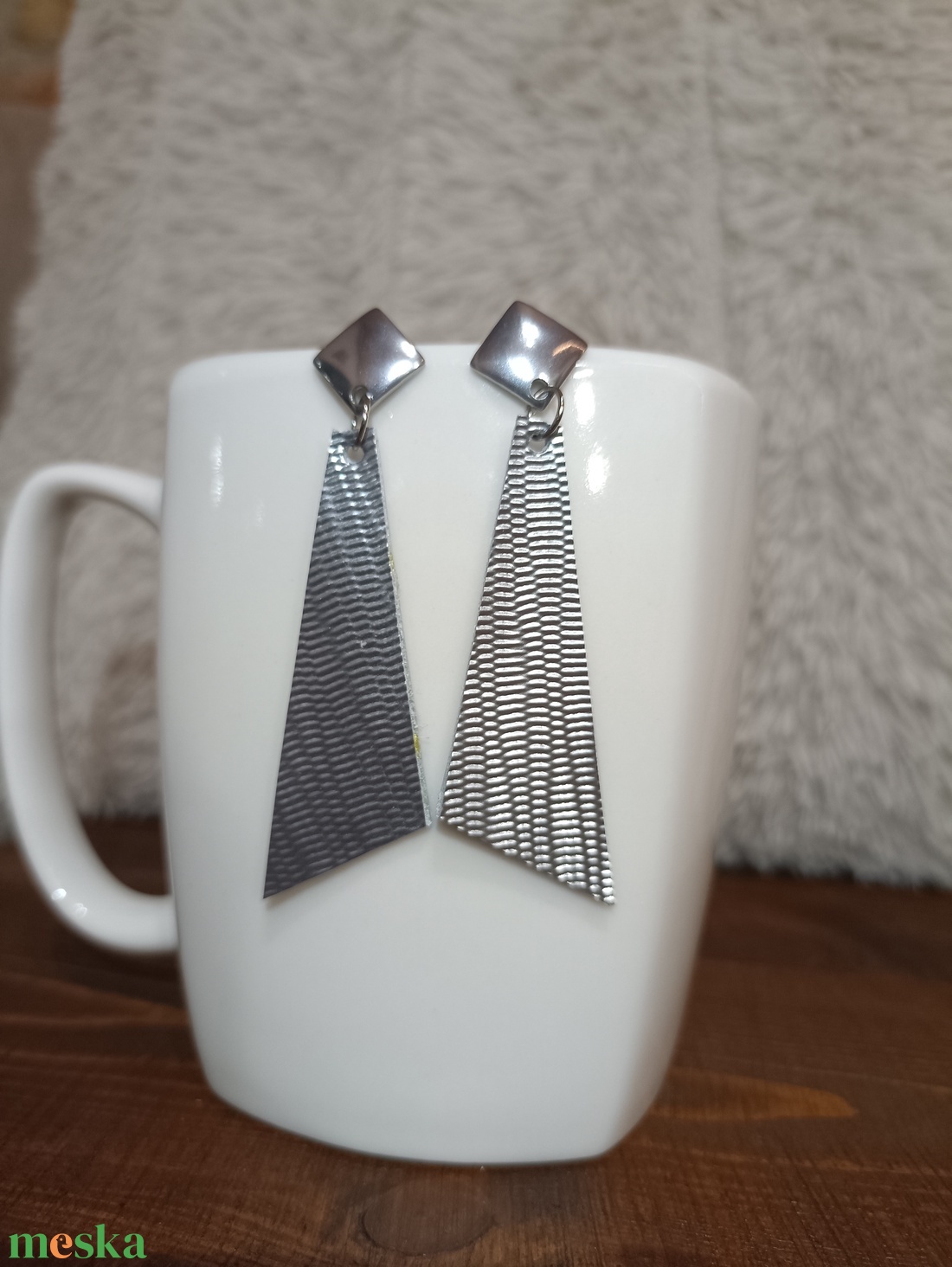 Fémes ezüst bőr füli  - ékszer - fülbevaló - lógó fülbevaló - Meska.hu