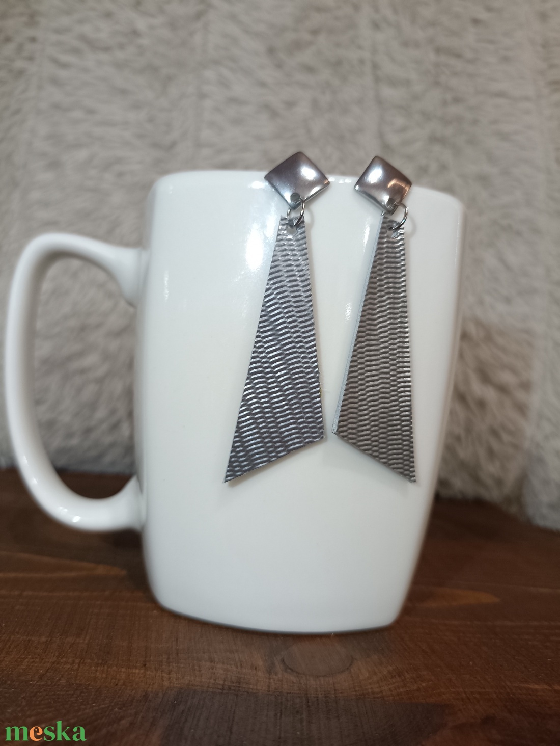 Fémes ezüst bőr füli  - ékszer - fülbevaló - lógó fülbevaló - Meska.hu