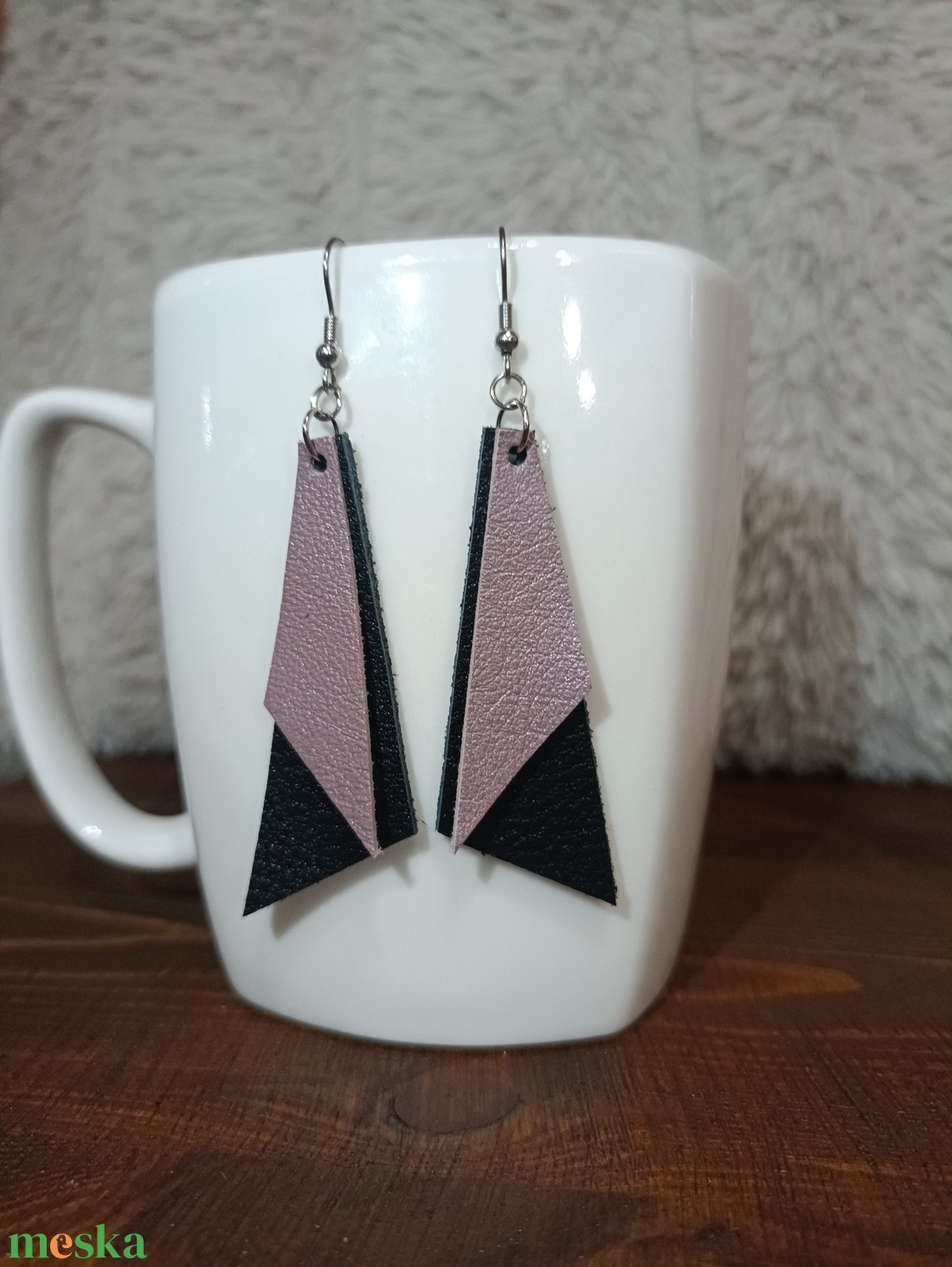 Fekete-halvány lila  bőr füli  - ékszer - fülbevaló - lógó fülbevaló - Meska.hu