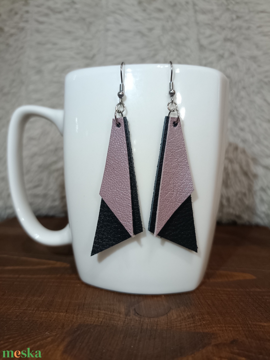 Fekete-halvány lila  bőr füli  - ékszer - fülbevaló - lógó fülbevaló - Meska.hu