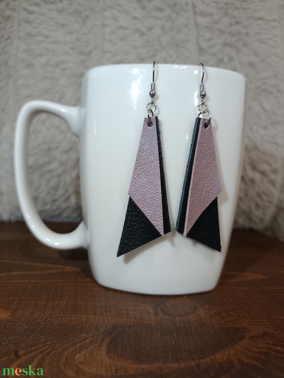 Fekete-halvány lila  bőr füli  - ékszer - fülbevaló - lógó fülbevaló - Meska.hu