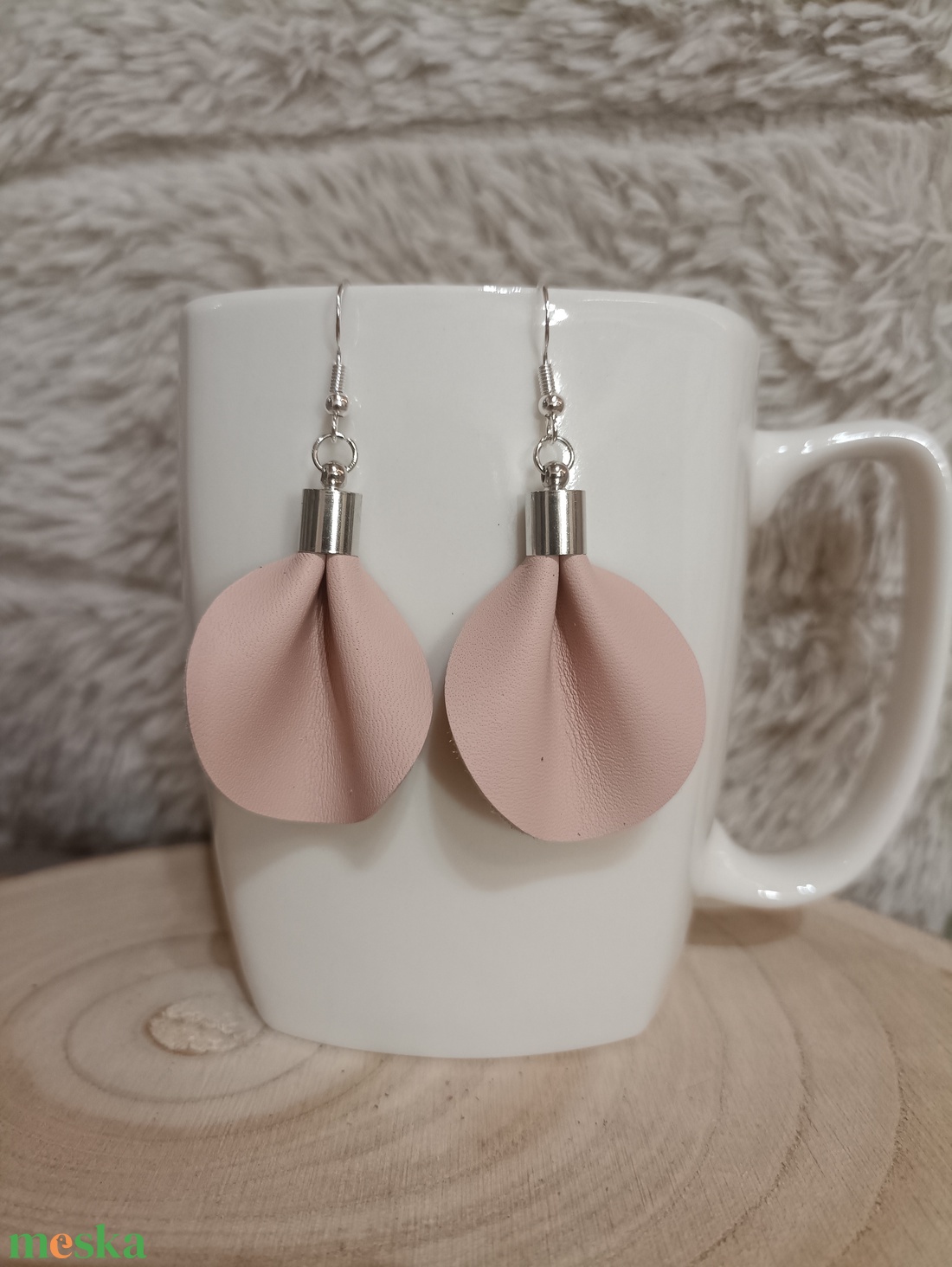 Halvány rózsaszín bőr füli - ékszer - fülbevaló - lógós kerek fülbevaló - Meska.hu