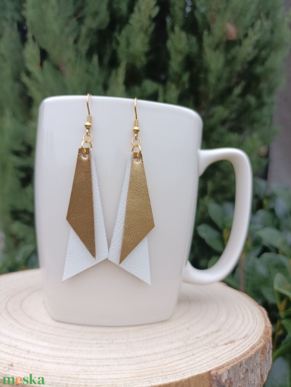 Arany-fehér  bőr füli  - ékszer - fülbevaló - lógó fülbevaló - Meska.hu