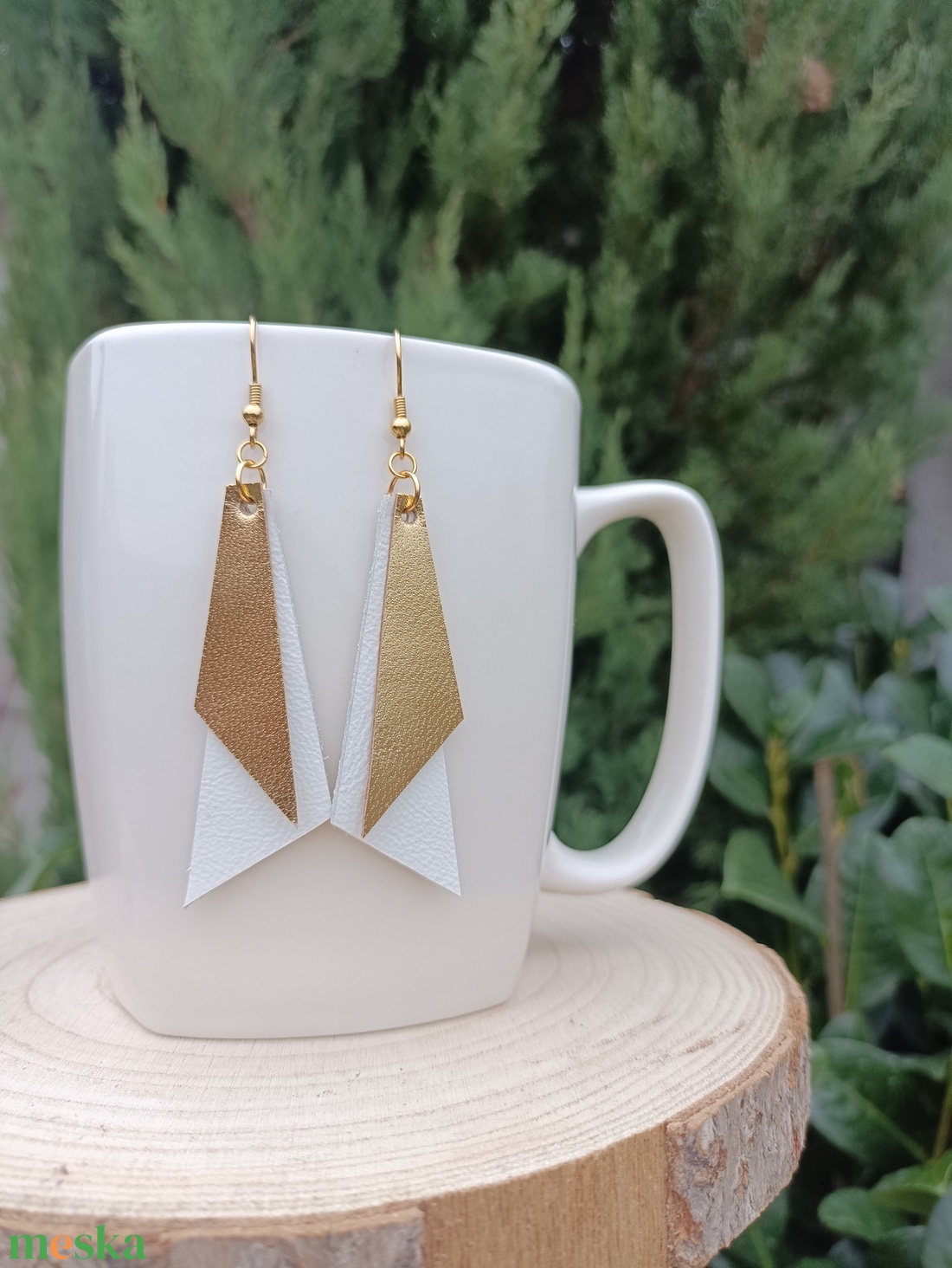 Arany-fehér  bőr füli  - ékszer - fülbevaló - lógó fülbevaló - Meska.hu