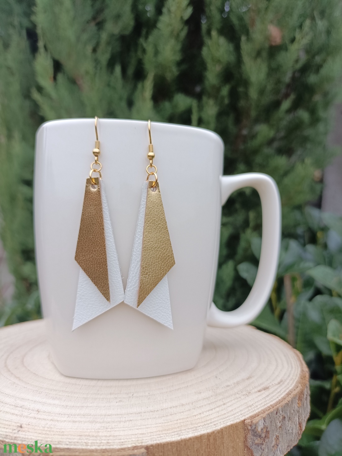 Arany-fehér  bőr füli  - ékszer - fülbevaló - lógó fülbevaló - Meska.hu