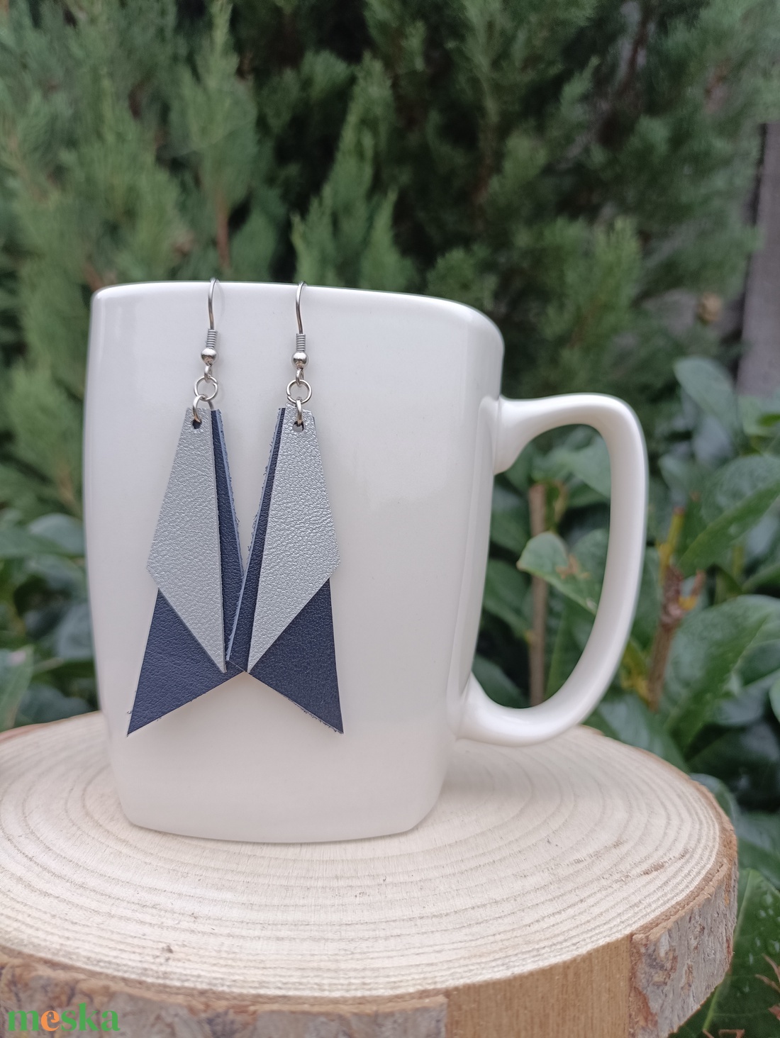 Ezüst-sötétkék  bőr füli  - ékszer - fülbevaló - lógó fülbevaló - Meska.hu
