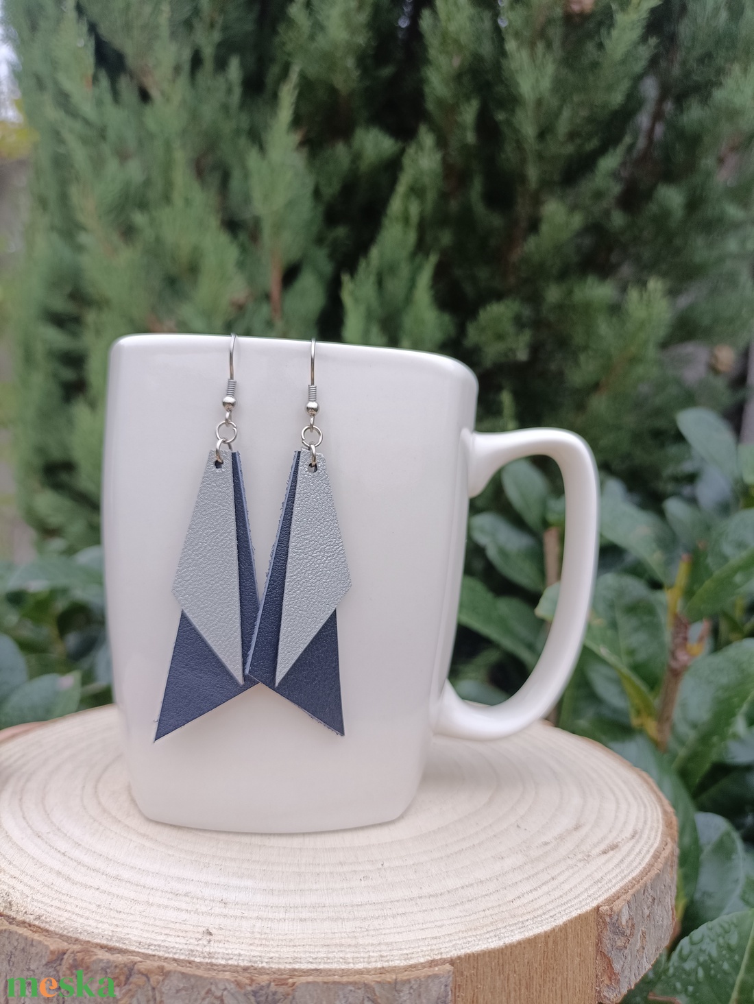 Ezüst-sötétkék  bőr füli  - ékszer - fülbevaló - lógó fülbevaló - Meska.hu
