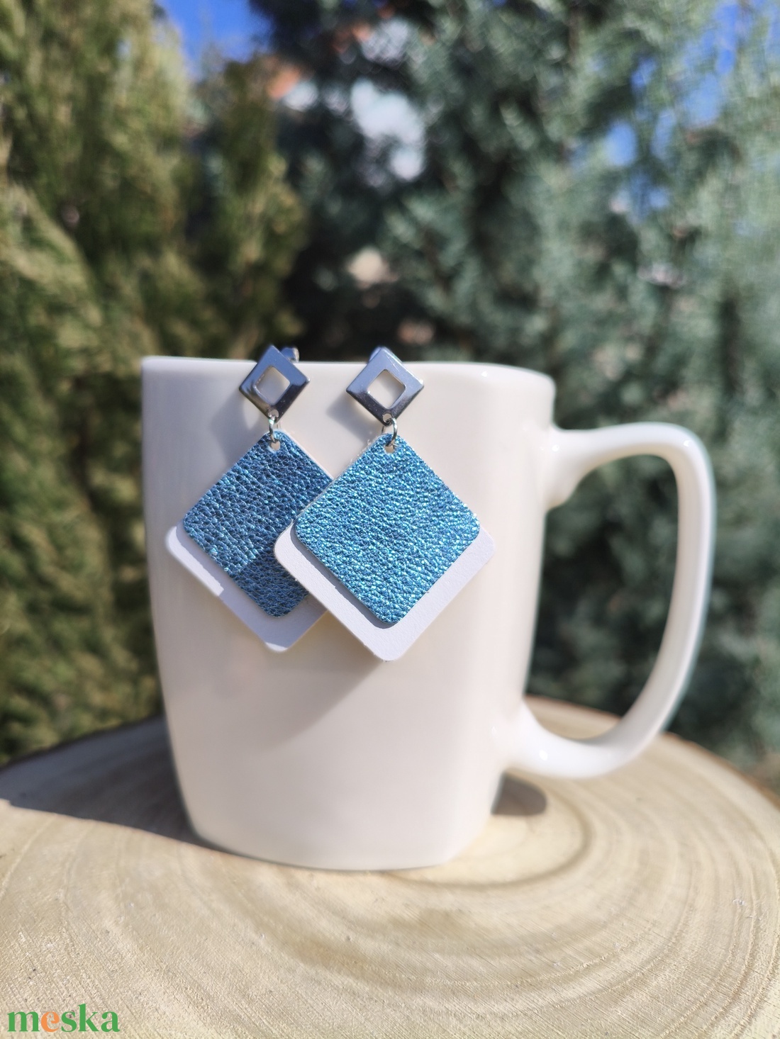 Fehér -csillogó babakék bőr füli  - ékszer - fülbevaló - lógó fülbevaló - Meska.hu