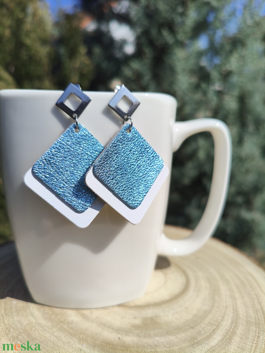 Fehér -csillogó babakék bőr füli  - ékszer - fülbevaló - lógó fülbevaló - Meska.hu