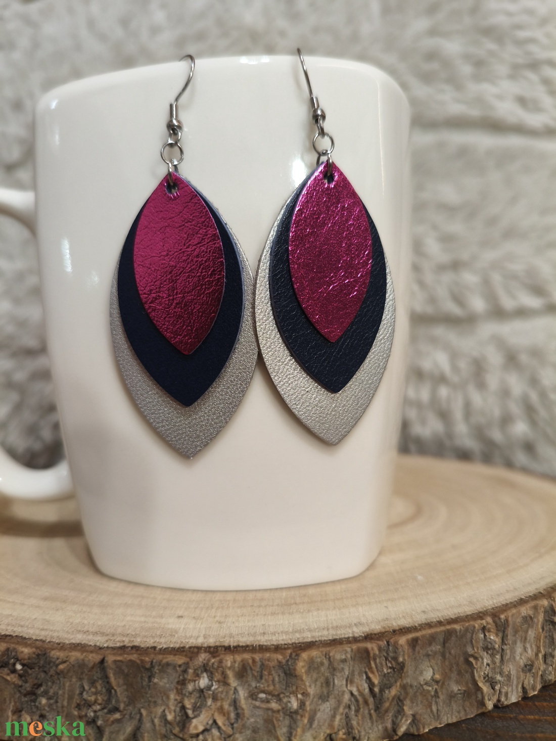 Ezüst - sötétkék-pink  bőr füli  - ékszer - fülbevaló - lógó fülbevaló - Meska.hu