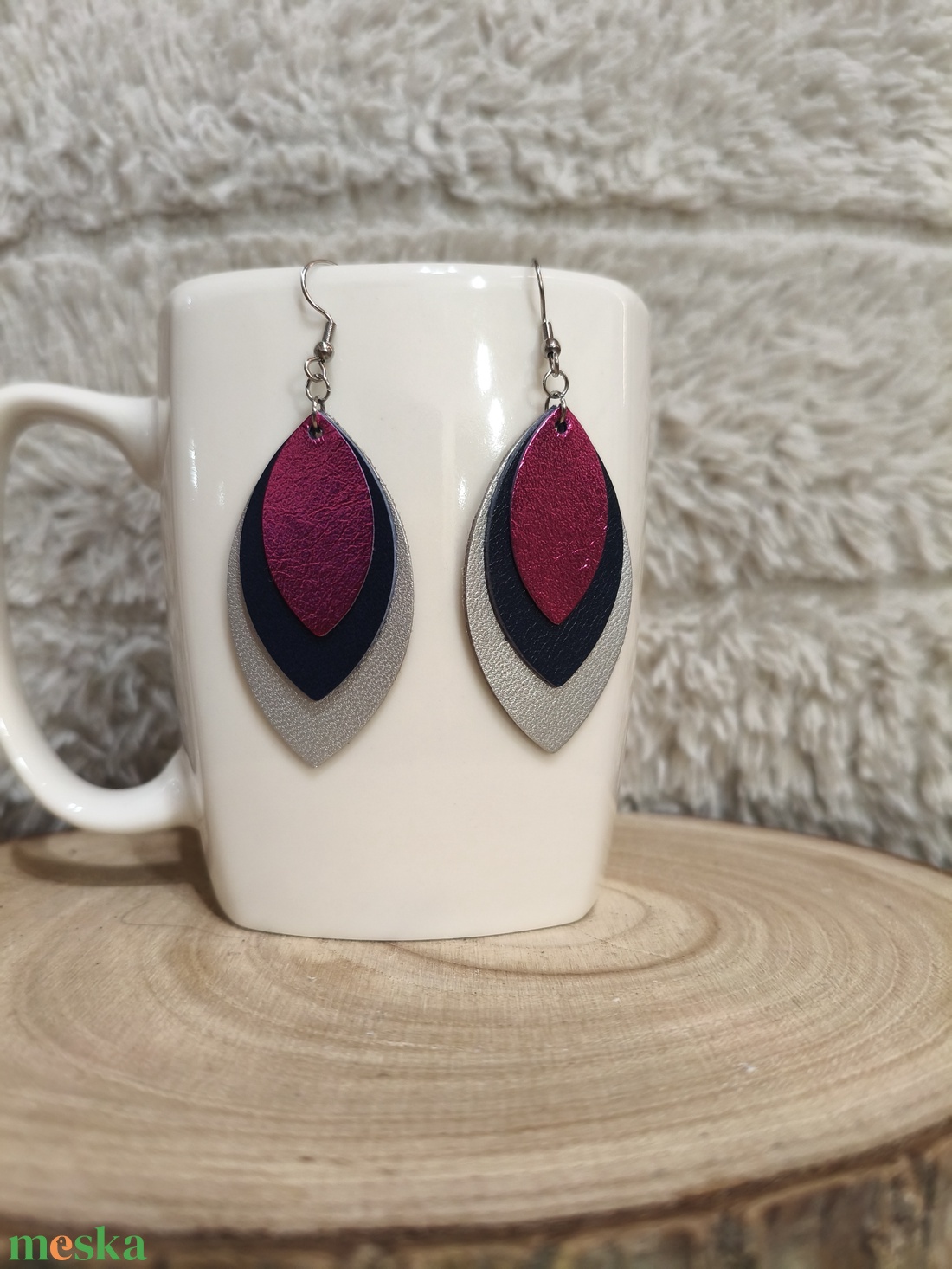 Ezüst - sötétkék-pink  bőr füli  - ékszer - fülbevaló - lógó fülbevaló - Meska.hu