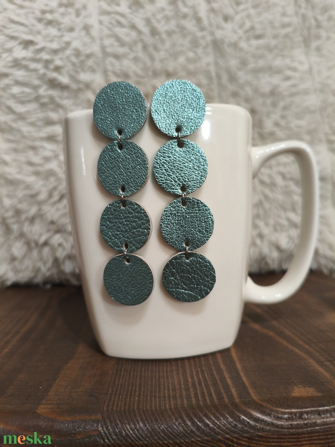 Türkiz körök bőr füli  - ékszer - fülbevaló - lógó fülbevaló - Meska.hu
