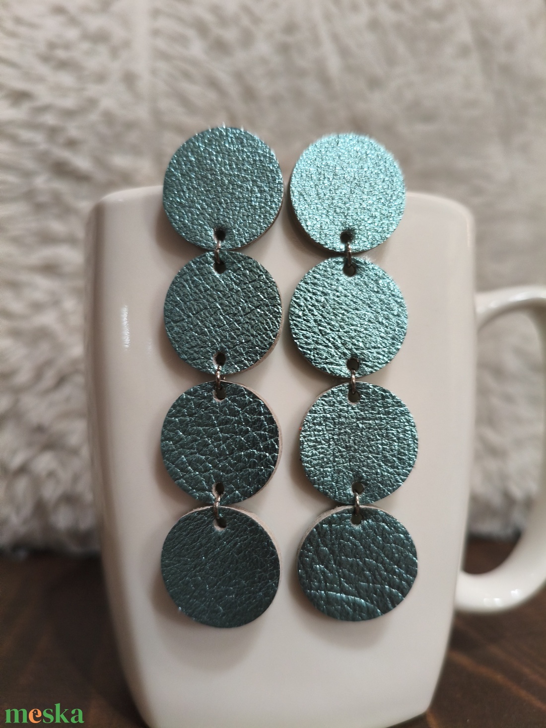 Türkiz körök bőr füli  - ékszer - fülbevaló - lógó fülbevaló - Meska.hu