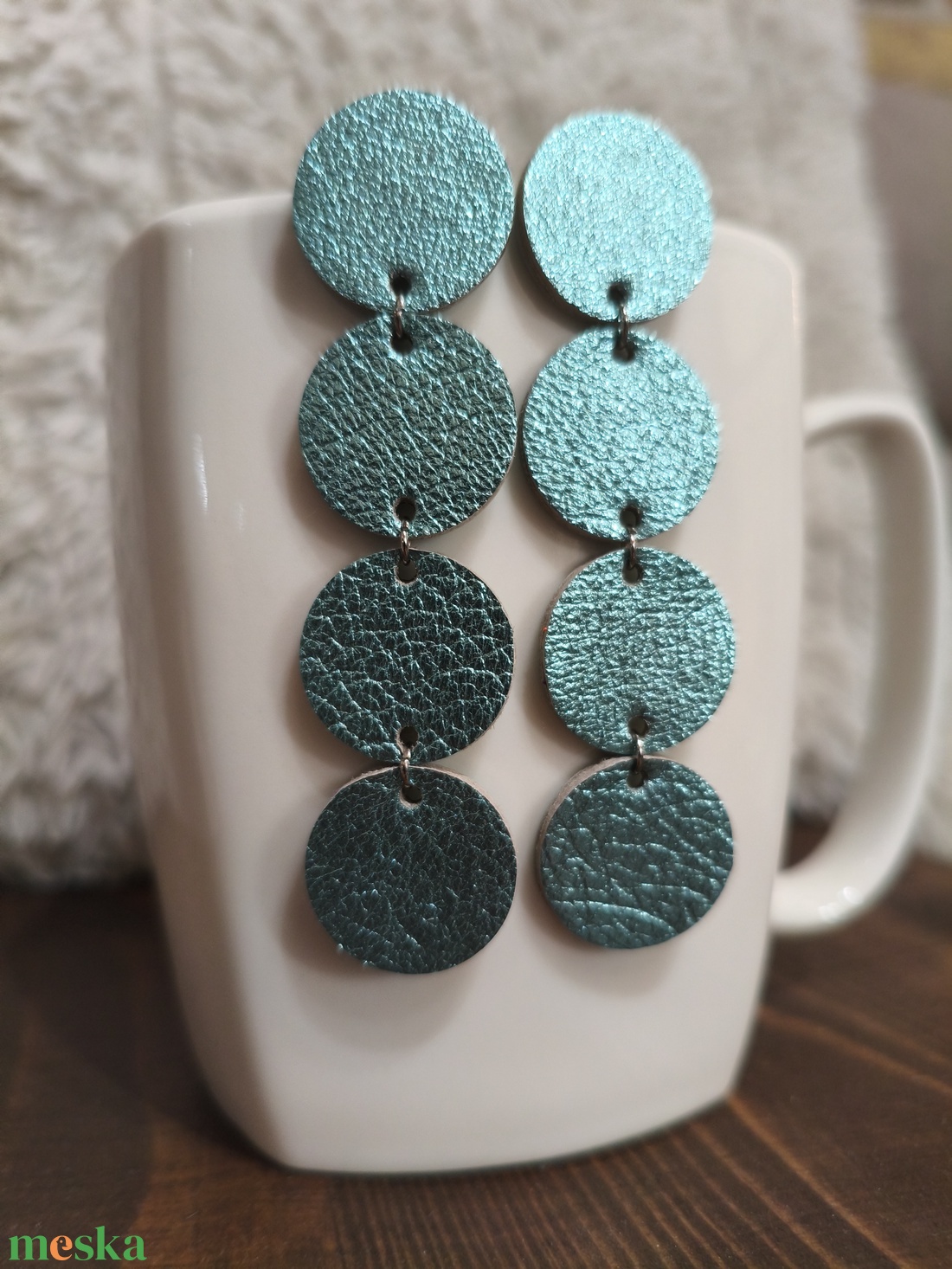 Türkiz körök bőr füli  - ékszer - fülbevaló - lógó fülbevaló - Meska.hu