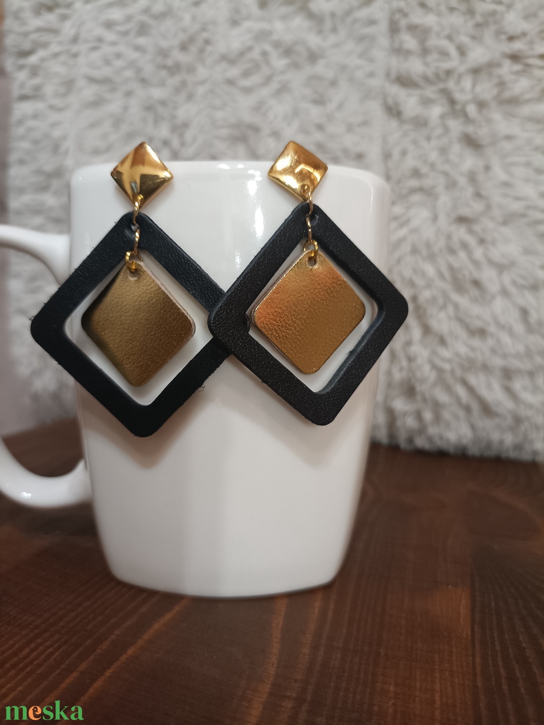 Fekete -arany szögletes bőr füli  - ékszer - fülbevaló - lógó fülbevaló - Meska.hu