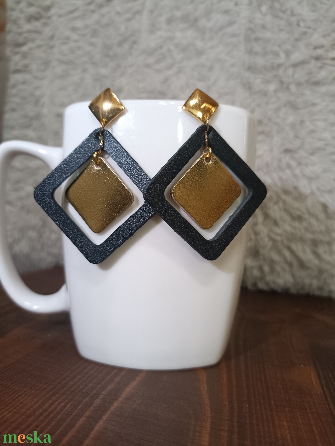 Fekete -arany szögletes bőr füli  - ékszer - fülbevaló - lógó fülbevaló - Meska.hu