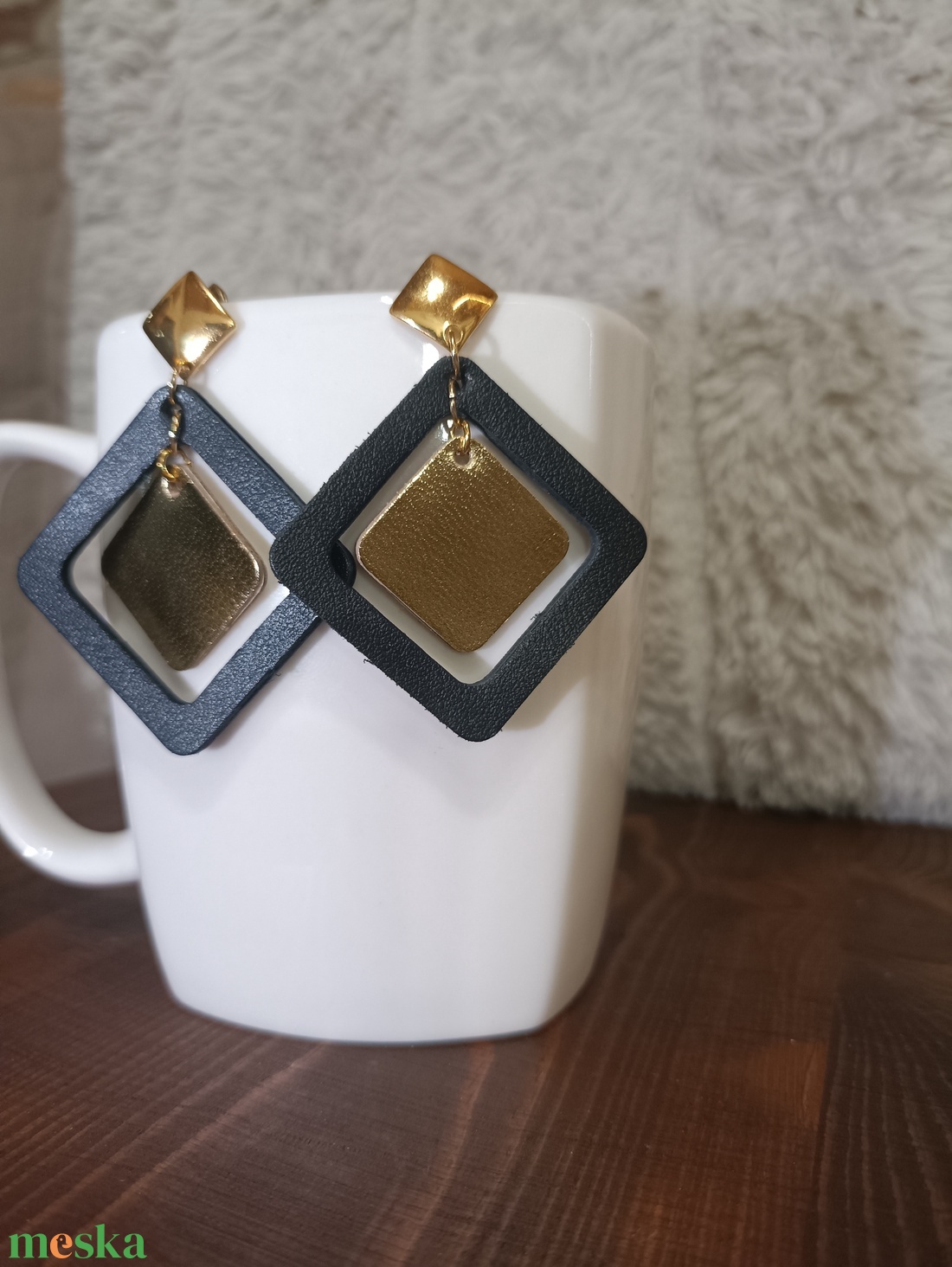 Fekete -arany szögletes bőr füli  - ékszer - fülbevaló - lógó fülbevaló - Meska.hu