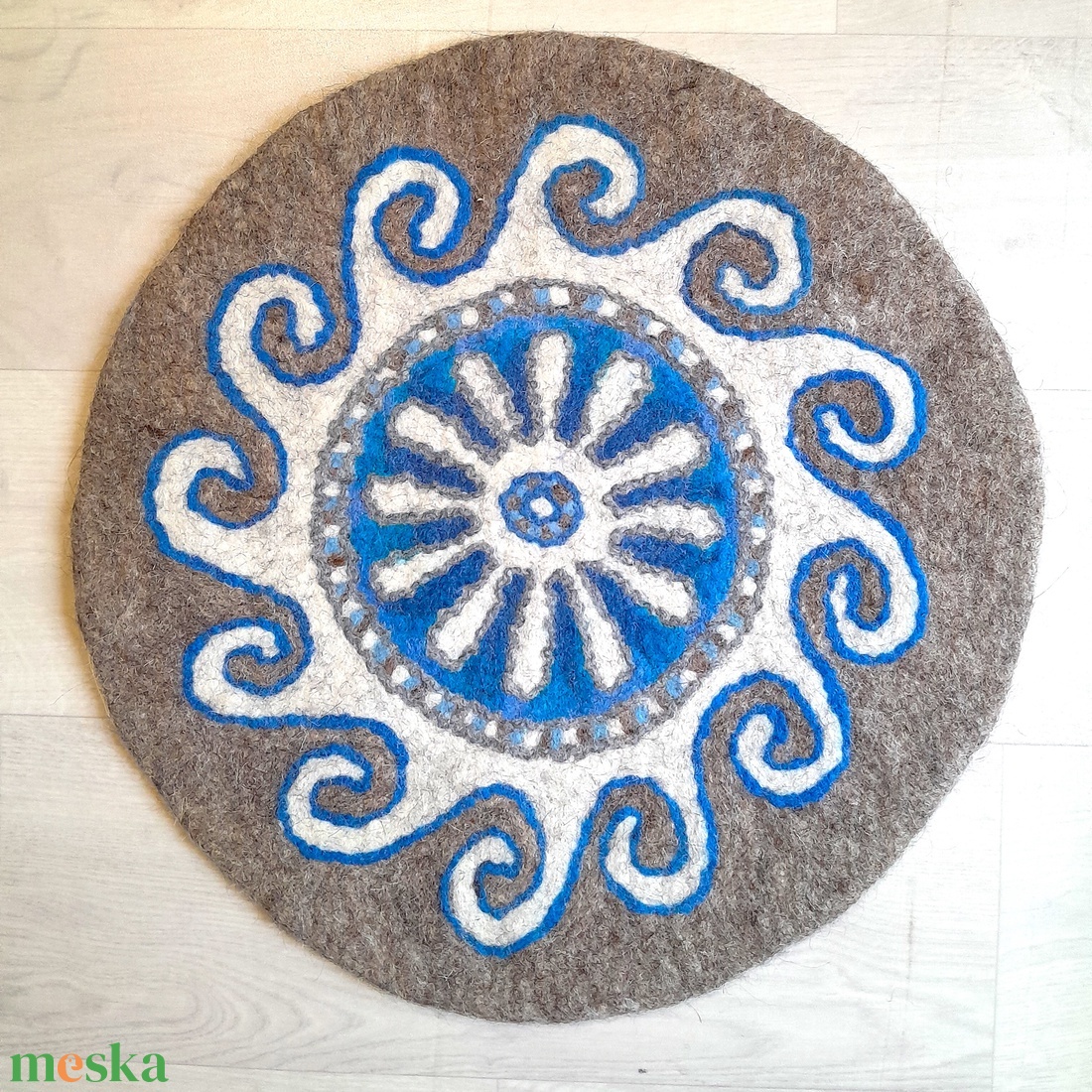 Nap 12-  nemez ülőpárna, kézzel készült - művészet - textilkép - nemezelt - Meska.hu