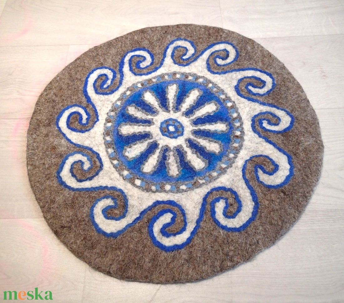 Nap 12-  nemez ülőpárna, kézzel készült - művészet - textilkép - nemezelt - Meska.hu