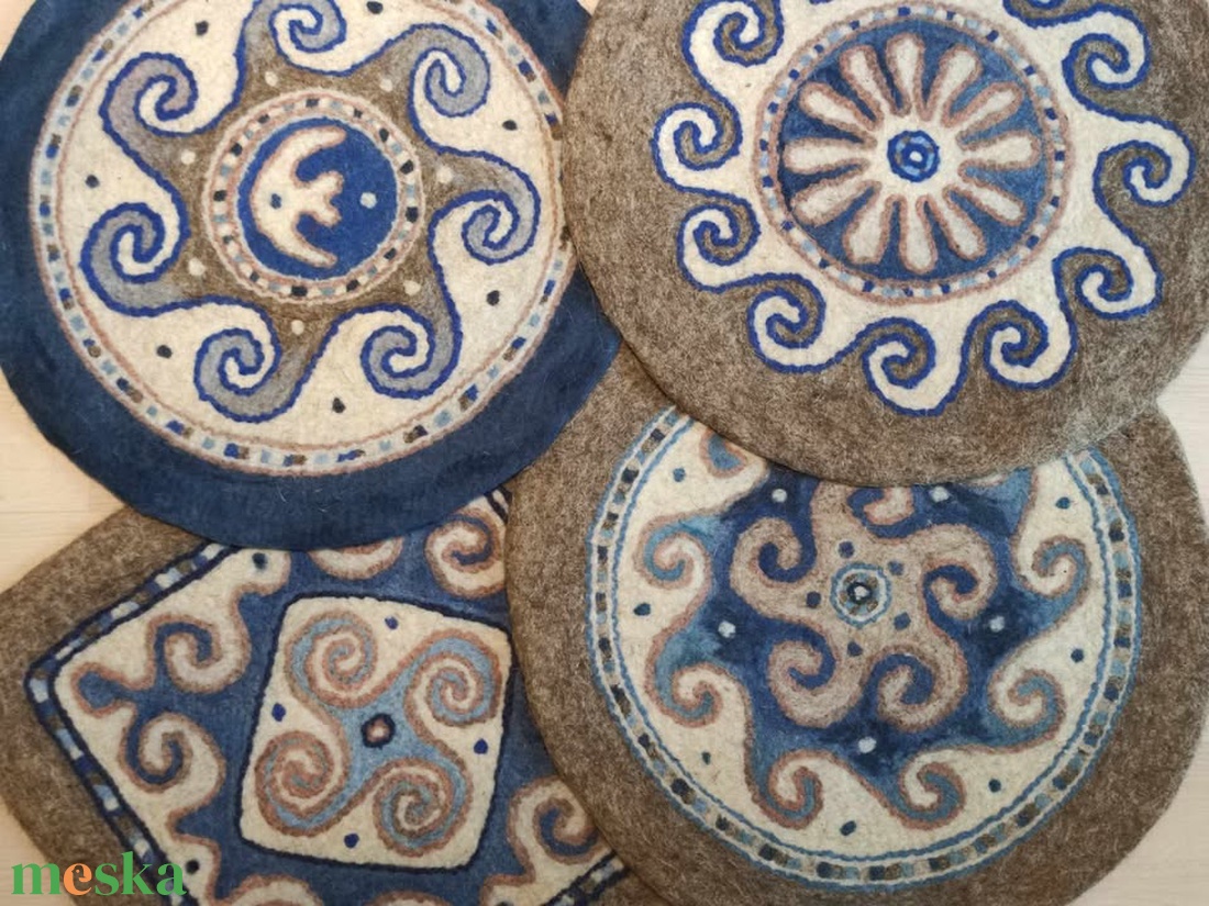 Hold nemez ülőpárna, kézzel készült - művészet - textilkép - nemezelt - Meska.hu