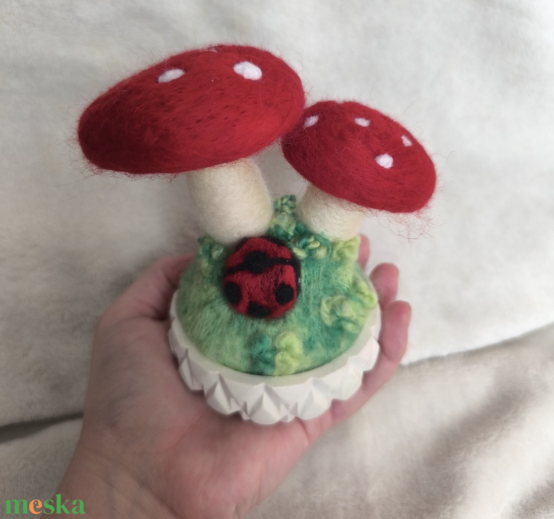 Tűnemezelt gombák katicabogárral - otthon & életmód - dekoráció - asztal és polc dekoráció - asztaldísz - Meska.hu