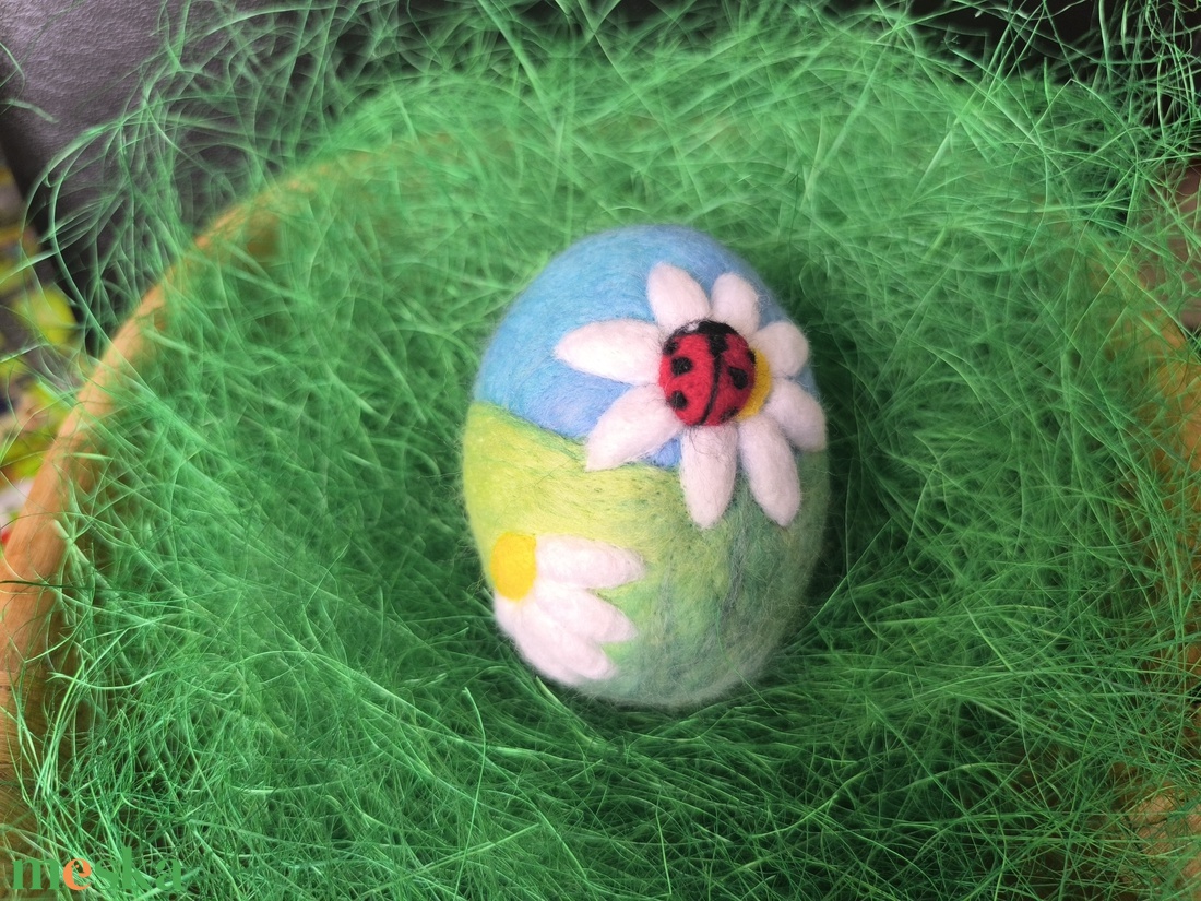 Húsvéti tojás tűnemezeléssel - Katica - ünnepi díszek, dekorációk - húsvéti díszek és dekorációk - húsvéti tojás, hímestojás - Meska.hu