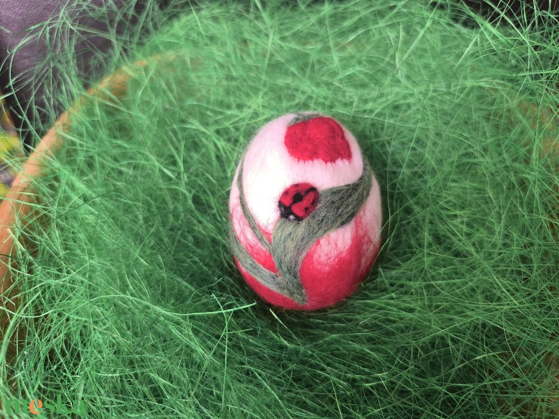 Húsvéti tojás tűnemezeléssel - Piros virág és katica - ünnepi díszek, dekorációk - húsvéti díszek és dekorációk - húsvéti tojás, hímestojás - Meska.hu