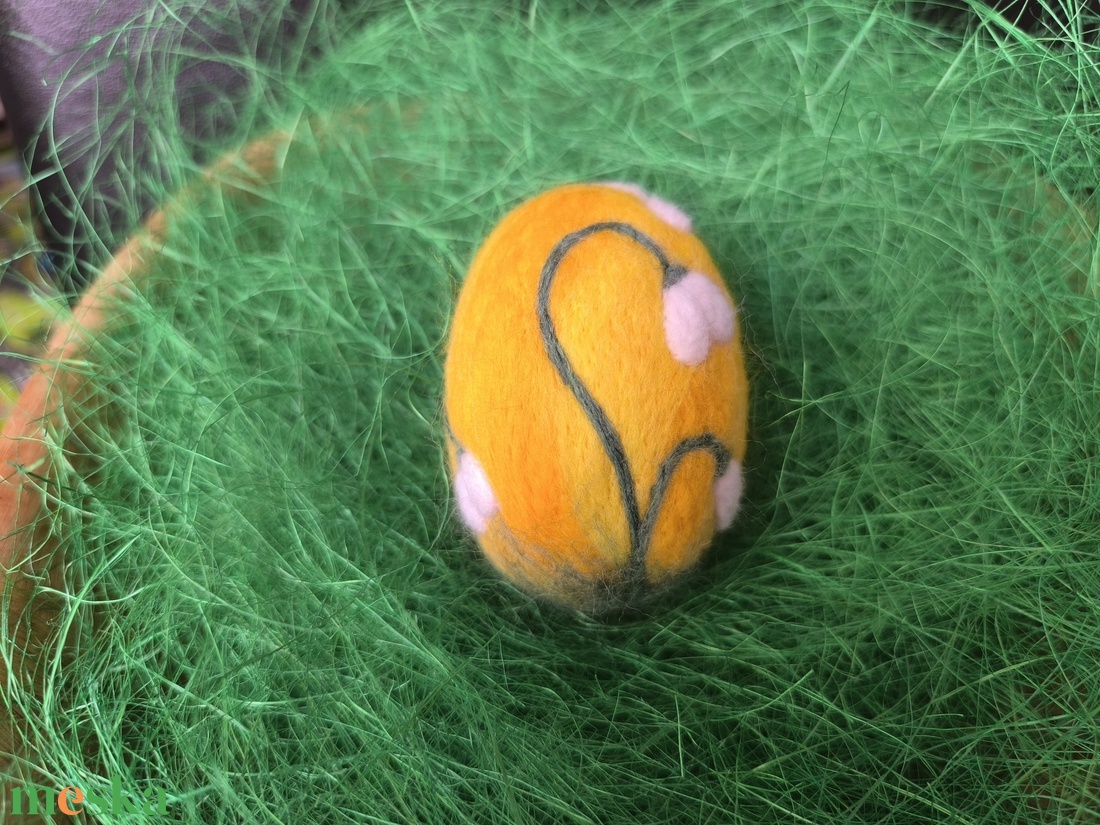 Húsvéti tojás tűnemezeléssel - Sárga hóvirágos - ünnepi díszek, dekorációk - húsvéti díszek és dekorációk - húsvéti tojás, hímestojás - Meska.hu