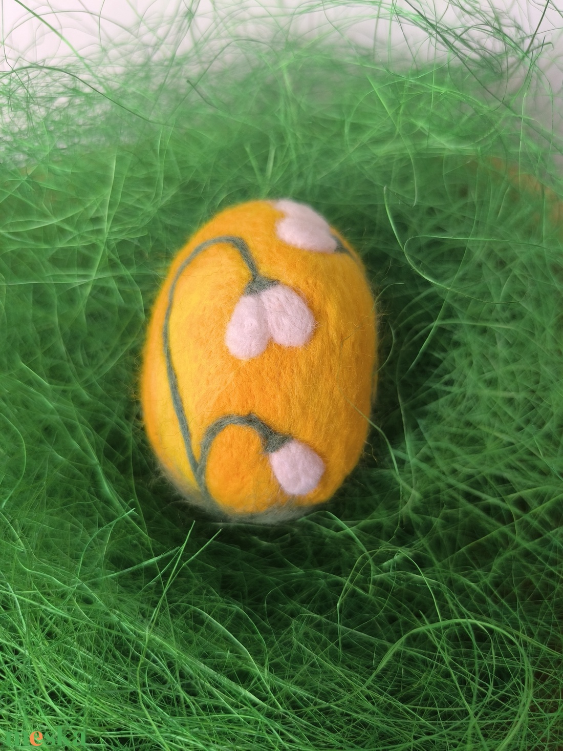 Húsvéti tojás tűnemezeléssel - Sárga hóvirágos - ünnepi díszek, dekorációk - húsvéti díszek és dekorációk - húsvéti tojás, hímestojás - Meska.hu