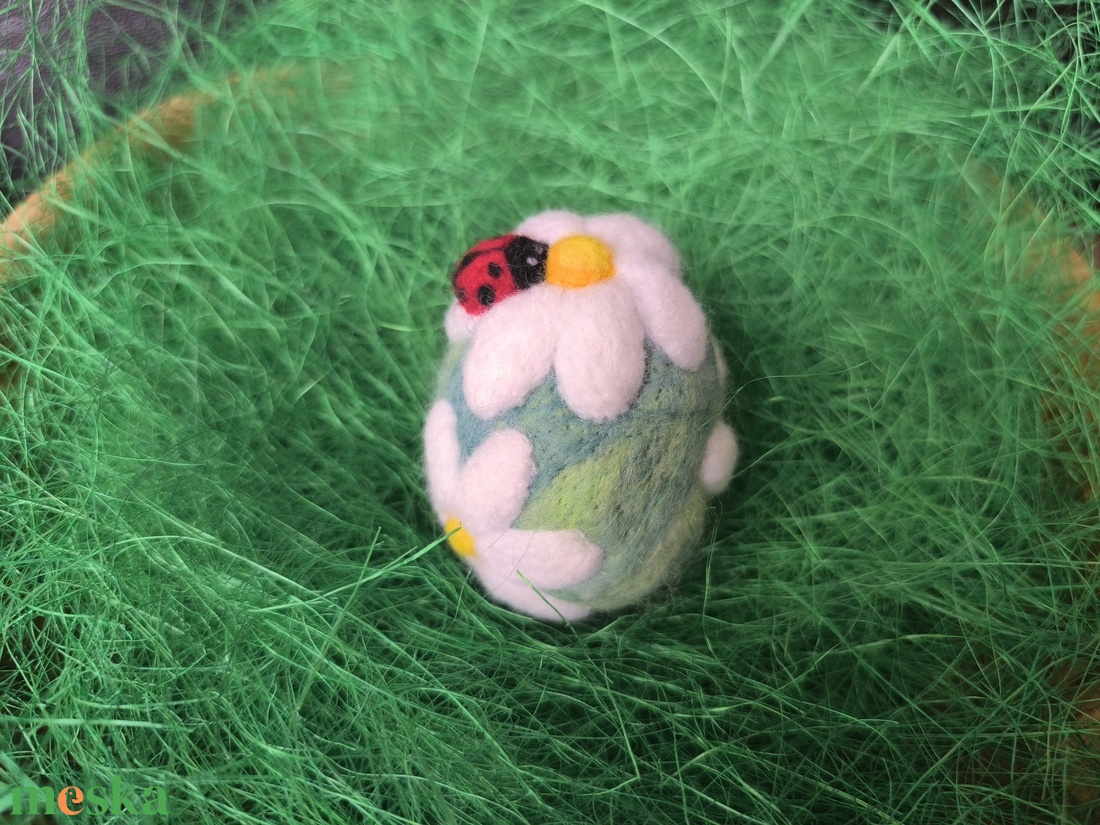 Húsvéti tojás tűnemezeléssel - Virágos katicával - ünnepi díszek, dekorációk - húsvéti díszek és dekorációk - húsvéti tojás, hímestojás - Meska.hu