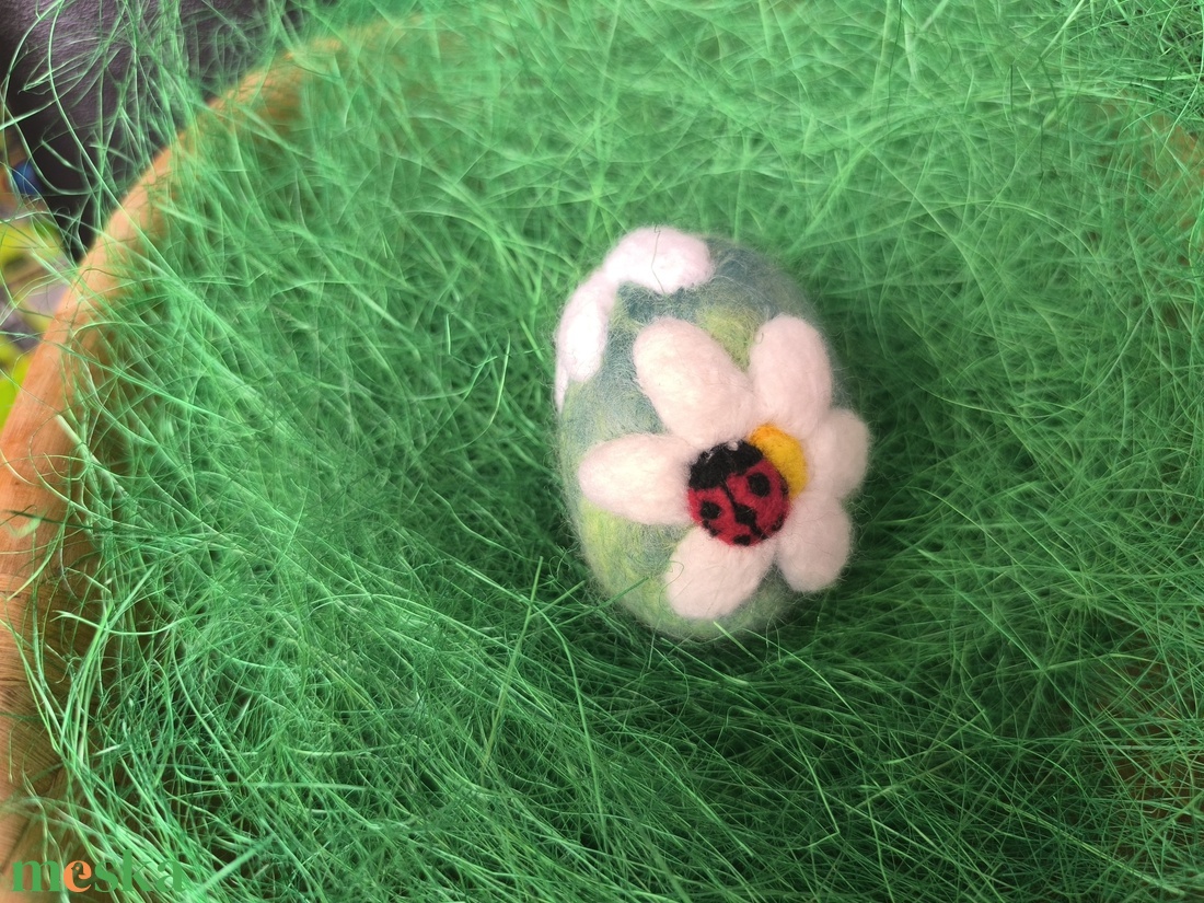 Húsvéti tojás tűnemezeléssel - Virágos katicával - ünnepi díszek, dekorációk - húsvéti díszek és dekorációk - húsvéti tojás, hímestojás - Meska.hu