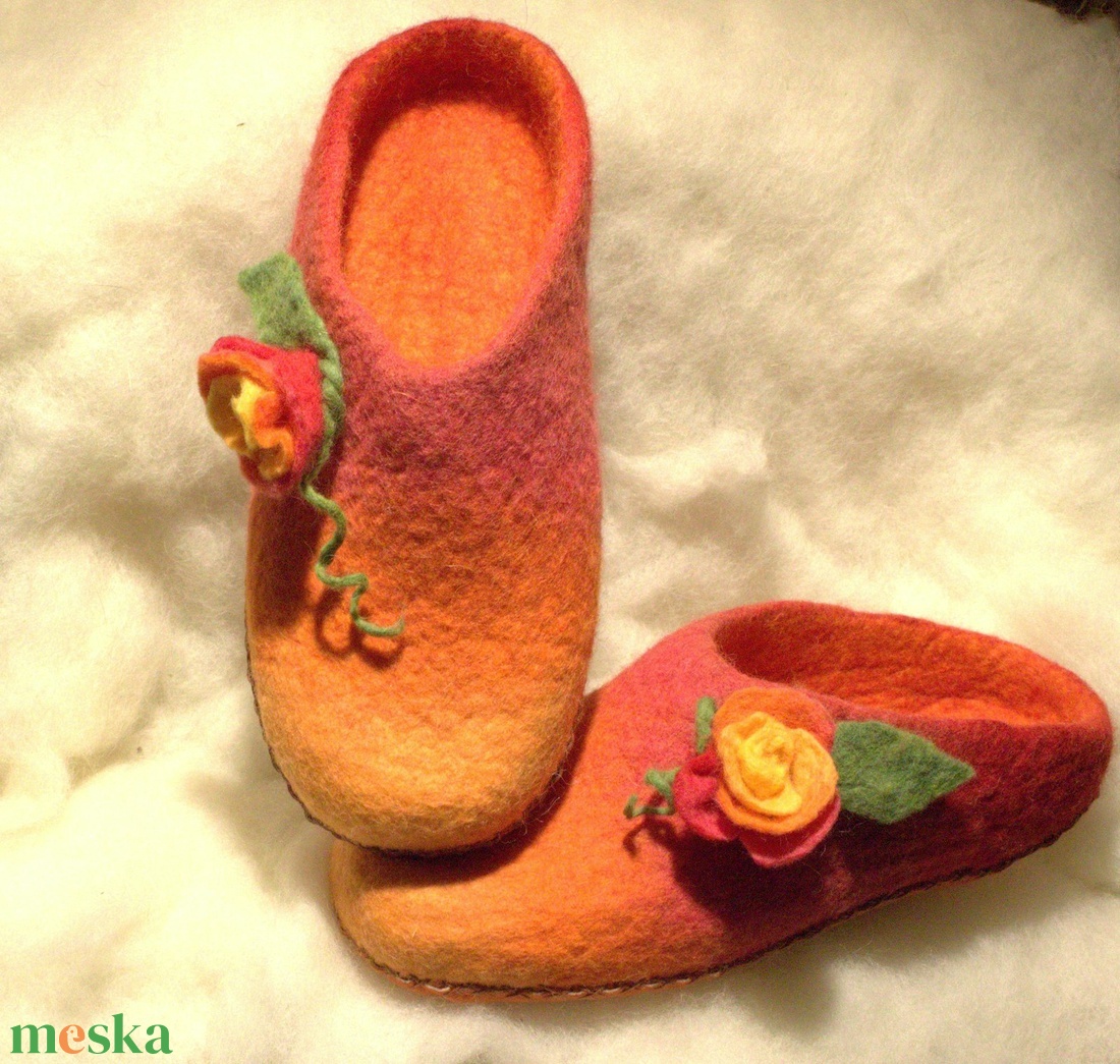 Nemezpapucs rávarrt nemezrózsákkal házicipő, mamusz 38-as méret - ruha & divat - cipő & papucs - mamusz & házicipő - Meska.hu
