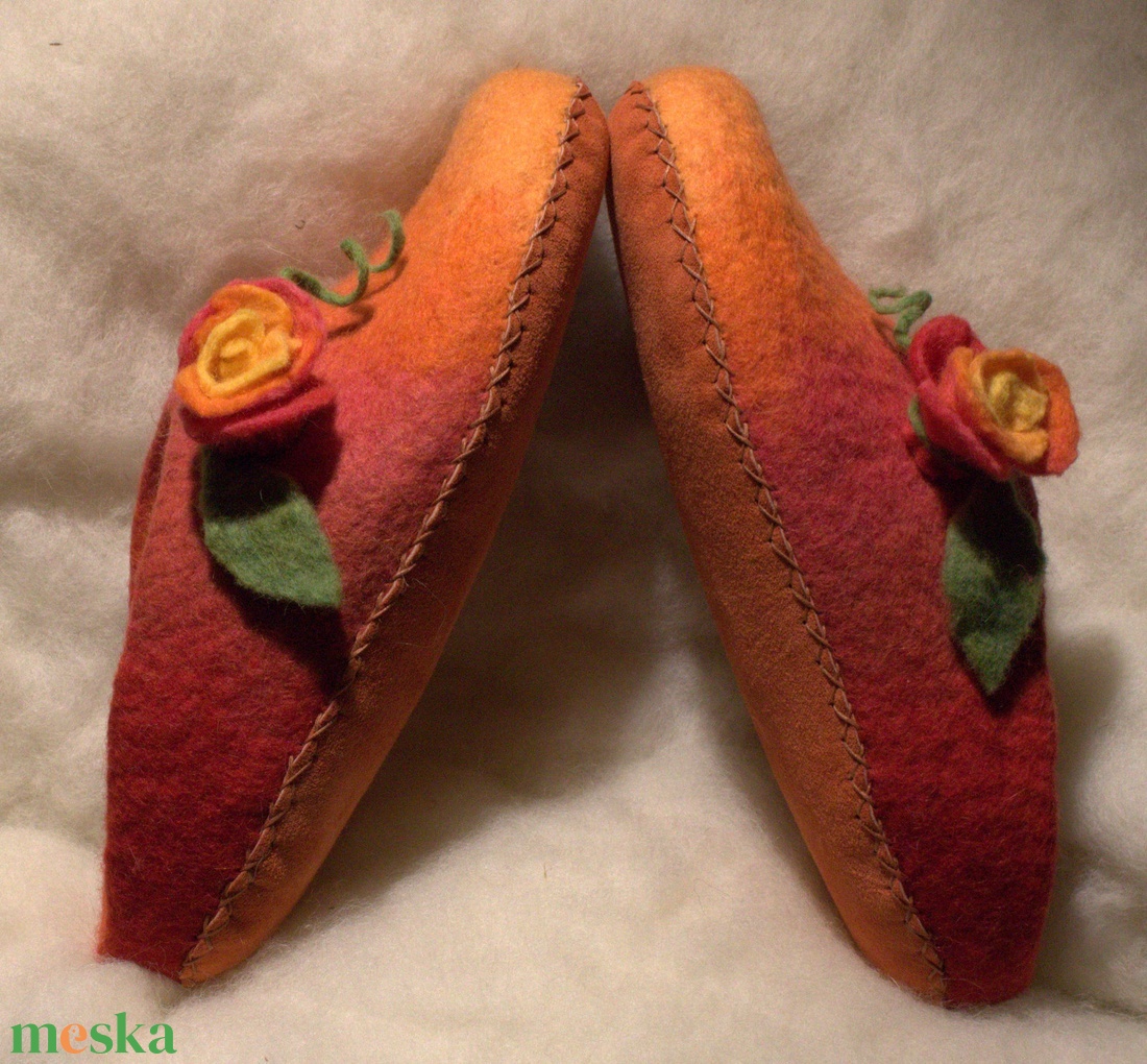 Nemezpapucs rávarrt nemezrózsákkal házicipő, mamusz 38-as méret - ruha & divat - cipő & papucs - mamusz & házicipő - Meska.hu