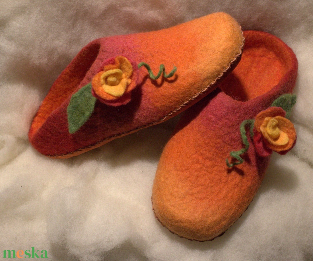 Nemezpapucs rávarrt nemezrózsákkal házicipő, mamusz 38-as méret - ruha & divat - cipő & papucs - mamusz & házicipő - Meska.hu