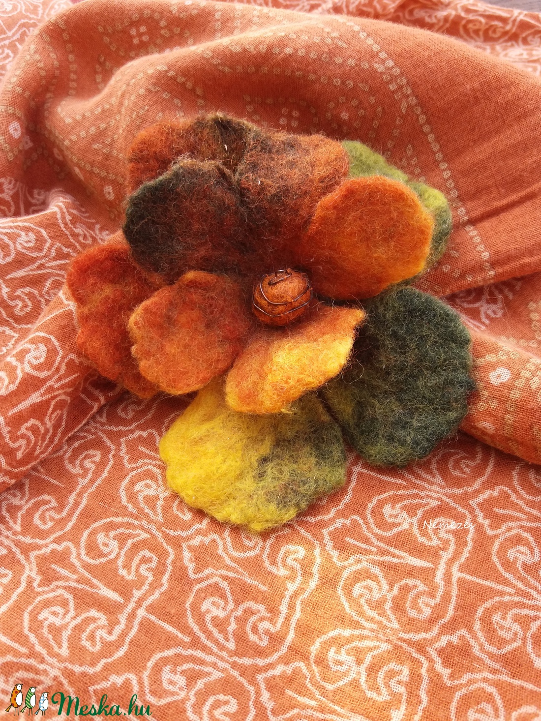 Őszi falevelekből virágot gyűjtöttem ... - nemez virág -  - Meska.hu