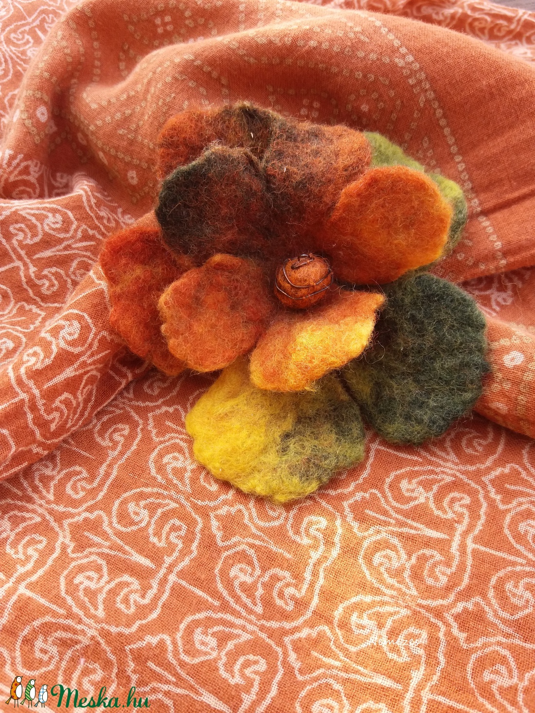 Őszi falevelekből virágot gyűjtöttem ... - nemez virág -  - Meska.hu