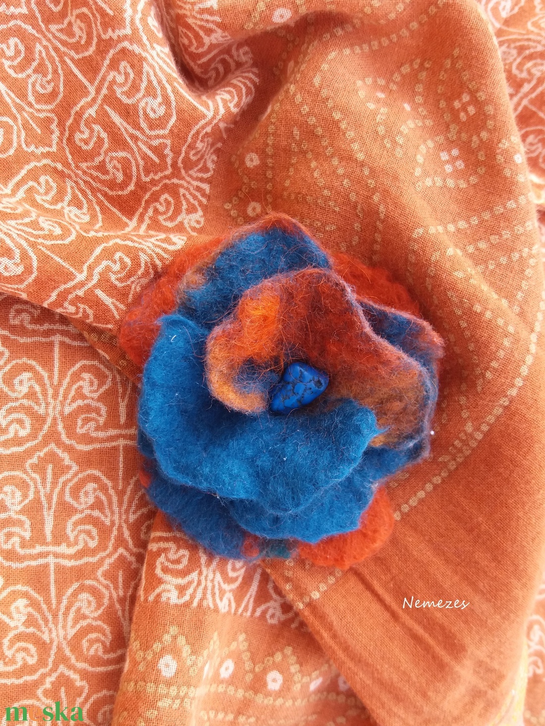 türkiz - narancs - nemez virág - ékszer - kitűző és bross - Meska.hu