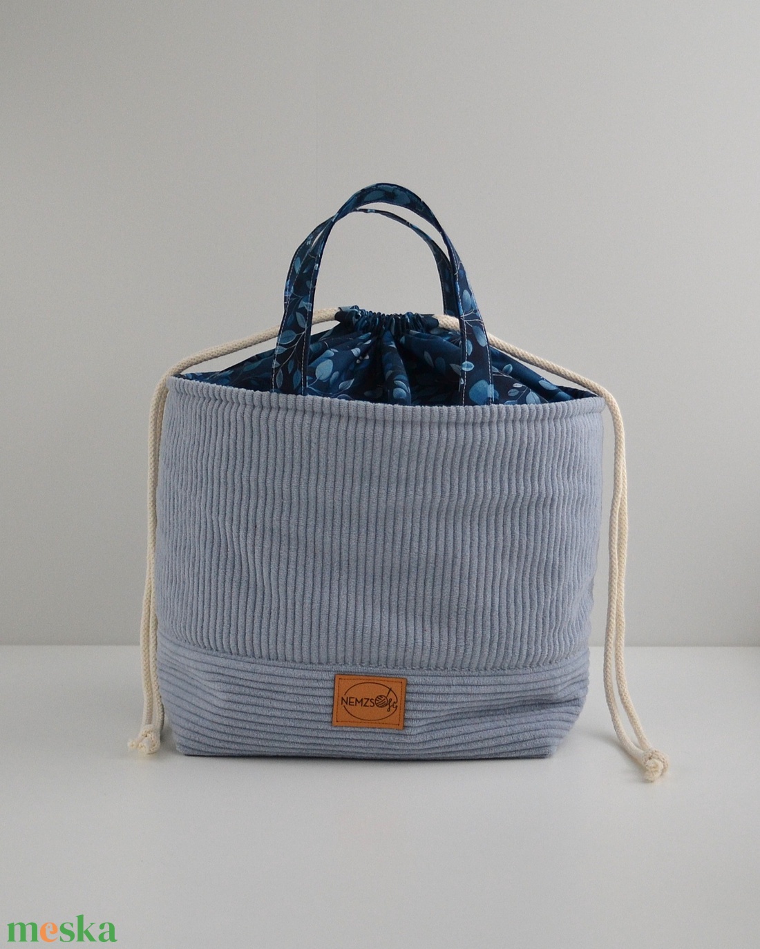 Nagy méretű behúzós projekt táska kézimunkához (világoskék kordbársony) - táska & tok - kézitáska & válltáska - kézitáska - Meska.hu Nagy méretű behúzós projekt táska kézimunkához (világoskék kordbársony) - táska & tok - kézitáska & válltáska - kézitáska - Meska.hu