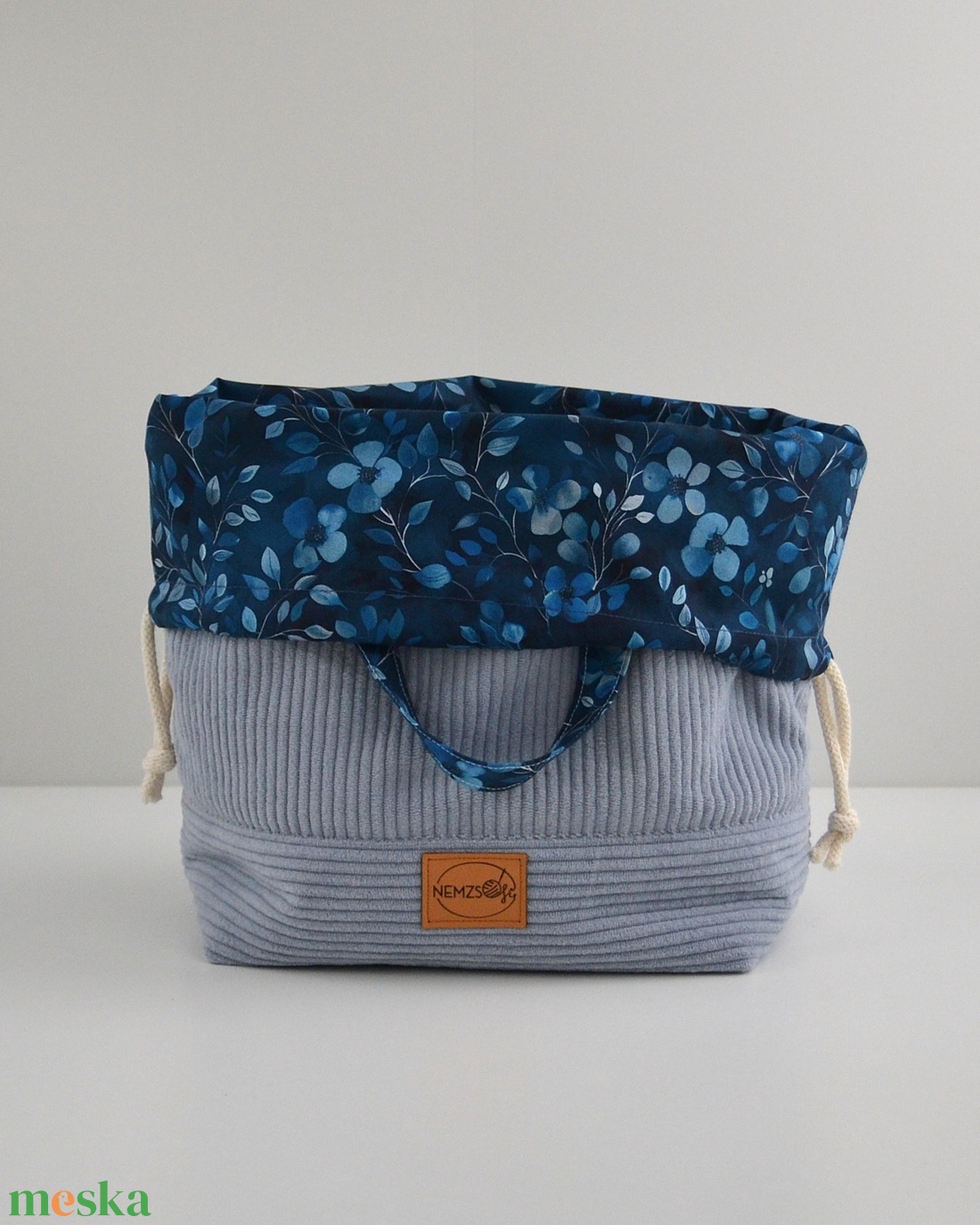 Nagy méretű behúzós projekt táska kézimunkához (világoskék kordbársony) - táska & tok - kézitáska & válltáska - kézitáska - Meska.hu Nagy méretű behúzós projekt táska kézimunkához (világoskék kordbársony) - táska & tok - kézitáska & válltáska - kézitáska - Meska.hu