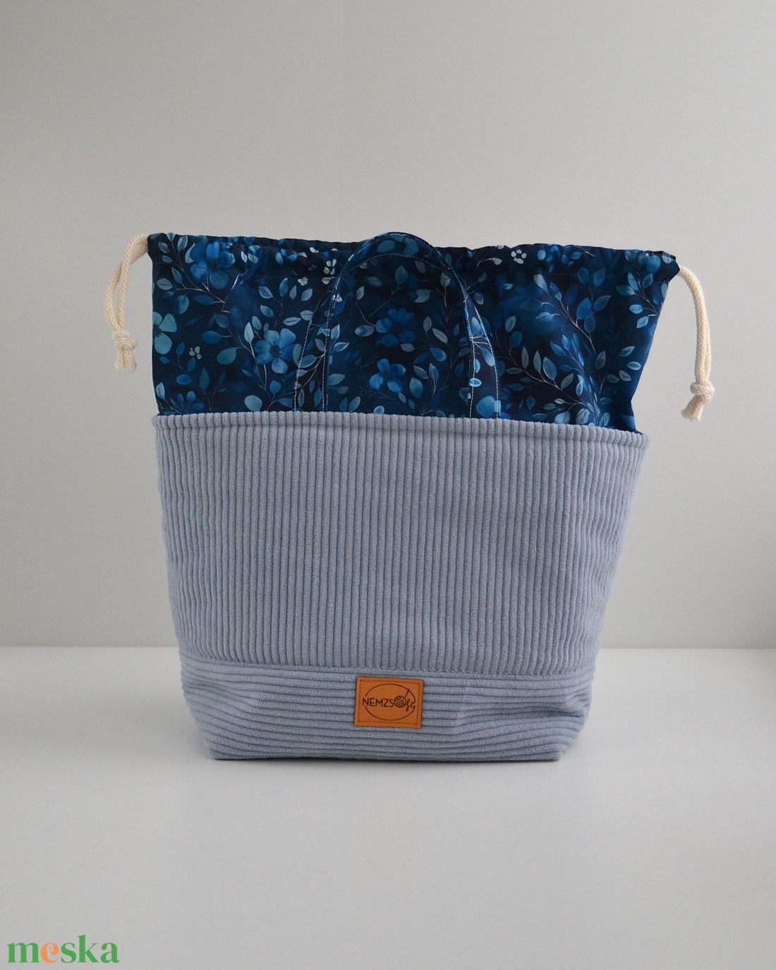 Nagy méretű behúzós projekt táska kézimunkához (világoskék kordbársony) - táska & tok - kézitáska & válltáska - kézitáska - Meska.hu Nagy méretű behúzós projekt táska kézimunkához (világoskék kordbársony) - táska & tok - kézitáska & válltáska - kézitáska - Meska.hu