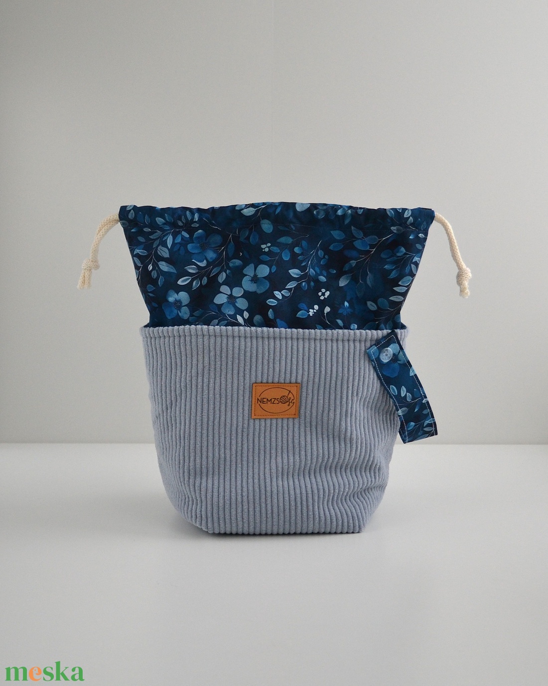 Közepes méretű behúzós projekt táska kézimunkához (világoskék kordbársony) - táska & tok - kézitáska & válltáska - kézitáska - Meska.hu Közepes méretű behúzós projekt táska kézimunkához (világoskék kordbársony) - táska & tok - kézitáska & válltáska - kézitáska - Meska.hu