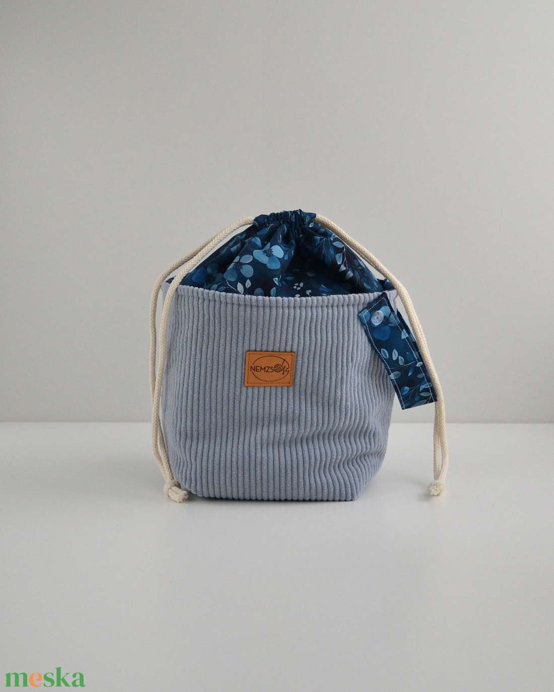 Közepes méretű behúzós projekt táska kézimunkához (világoskék kordbársony) - táska & tok - kézitáska & válltáska - kézitáska - Meska.hu Közepes méretű behúzós projekt táska kézimunkához (világoskék kordbársony) - táska & tok - kézitáska & válltáska - kézitáska - Meska.hu