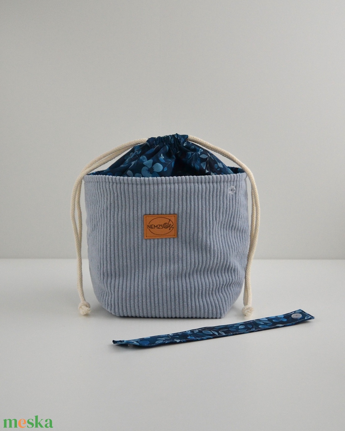 Közepes méretű behúzós projekt táska kézimunkához (világoskék kordbársony) - táska & tok - kézitáska & válltáska - kézitáska - Meska.hu Közepes méretű behúzós projekt táska kézimunkához (világoskék kordbársony) - táska & tok - kézitáska & válltáska - kézitáska - Meska.hu