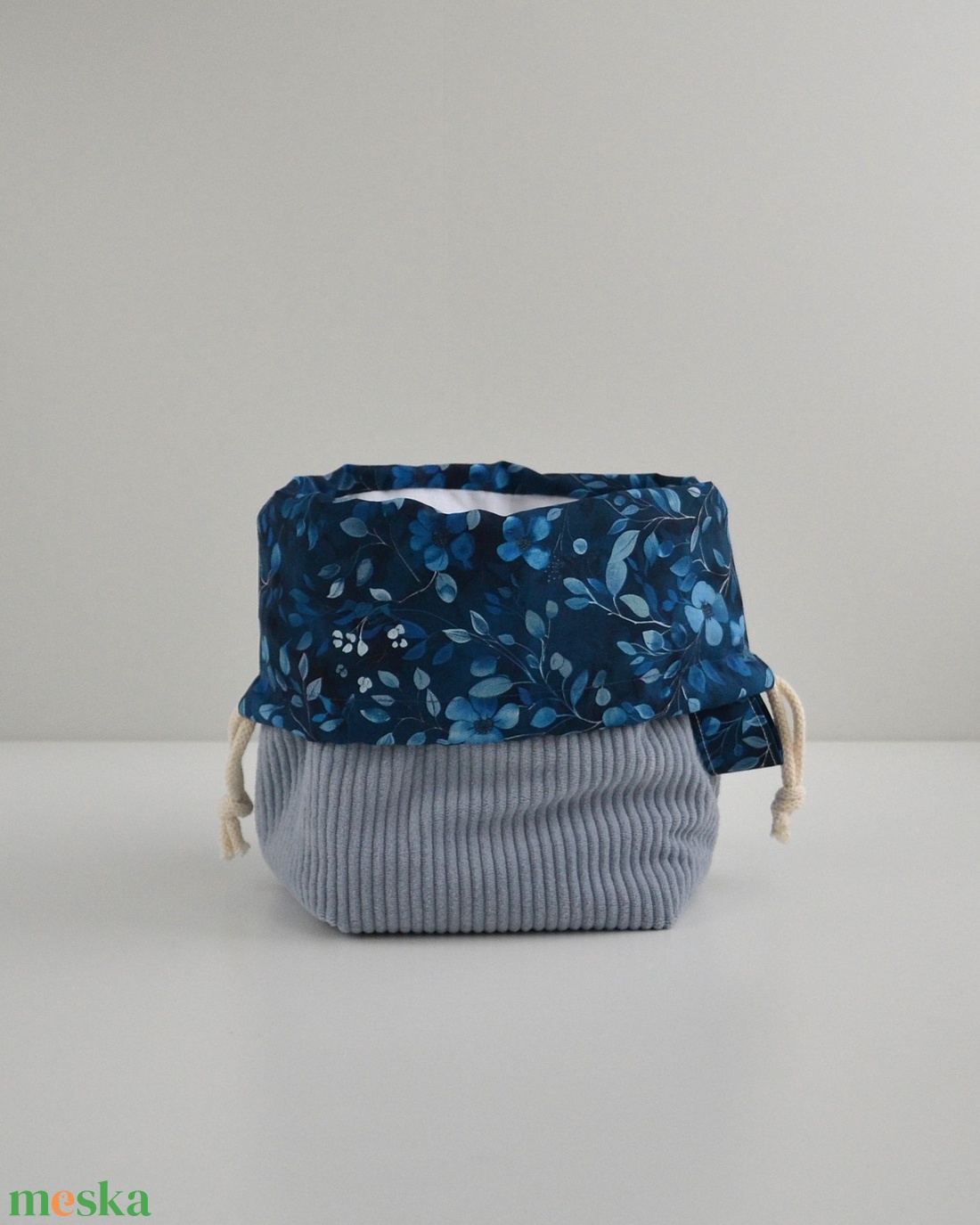 Közepes méretű behúzós projekt táska kézimunkához (világoskék kordbársony) - táska & tok - kézitáska & válltáska - kézitáska - Meska.hu Közepes méretű behúzós projekt táska kézimunkához (világoskék kordbársony) - táska & tok - kézitáska & válltáska - kézitáska - Meska.hu