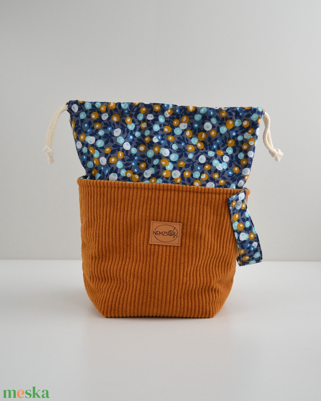 Közepes méretű behúzós projekt táska kézimunkához (mustár kordbársony) - táska & tok - kézitáska & válltáska - kézitáska - Meska.hu Közepes méretű behúzós projekt táska kézimunkához (mustár kordbársony) - táska & tok - kézitáska & válltáska - kézitáska - Meska.hu