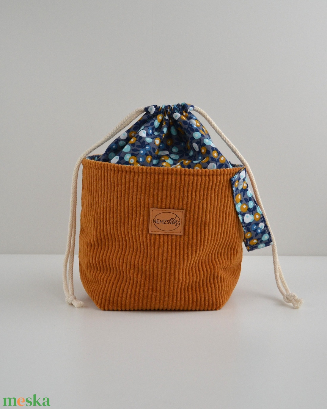 Közepes méretű behúzós projekt táska kézimunkához (mustár kordbársony) - táska & tok - kézitáska & válltáska - kézitáska - Meska.hu Közepes méretű behúzós projekt táska kézimunkához (mustár kordbársony) - táska & tok - kézitáska & válltáska - kézitáska - Meska.hu