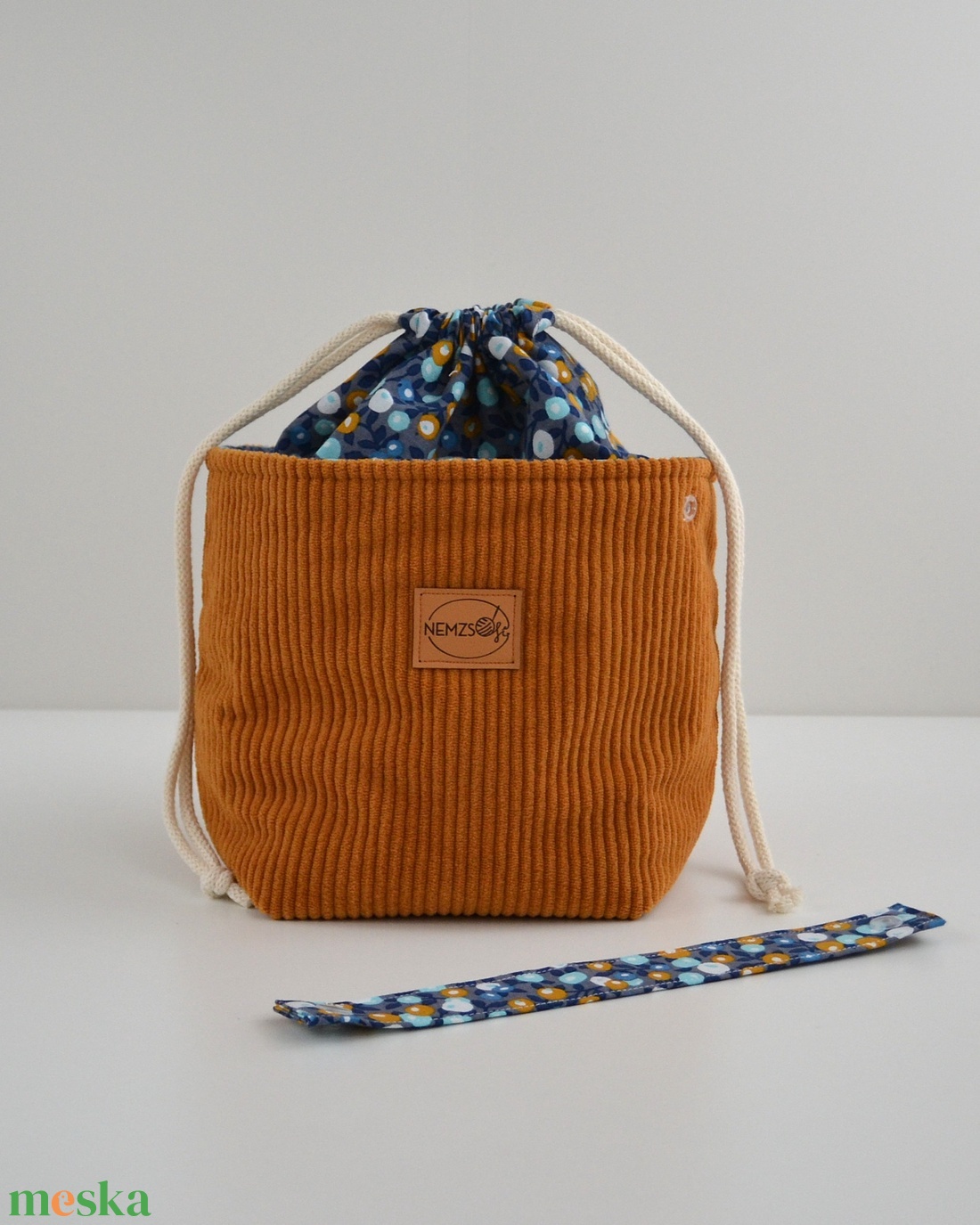 Közepes méretű behúzós projekt táska kézimunkához (mustár kordbársony) - táska & tok - kézitáska & válltáska - kézitáska - Meska.hu Közepes méretű behúzós projekt táska kézimunkához (mustár kordbársony) - táska & tok - kézitáska & válltáska - kézitáska - Meska.hu