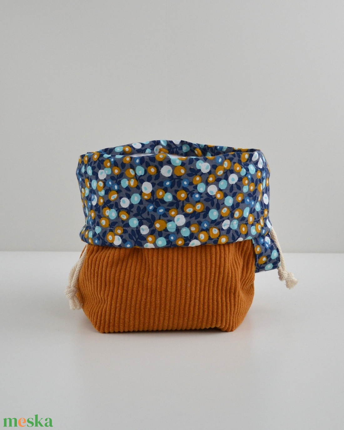 Közepes méretű behúzós projekt táska kézimunkához (mustár kordbársony) - táska & tok - kézitáska & válltáska - kézitáska - Meska.hu Közepes méretű behúzós projekt táska kézimunkához (mustár kordbársony) - táska & tok - kézitáska & válltáska - kézitáska - Meska.hu